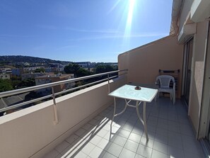 Outdoor dining - Studio with air conditioning and parking, close to the beach (Sète)