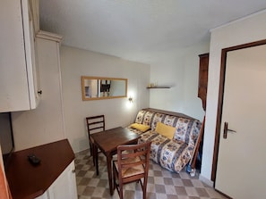 Interior - Studio for couple, 2 ppl, ski-in, center, elevator (Les Deux Alpes)