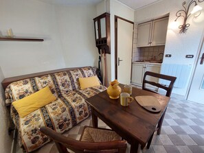 Interior - Studio for couple, 2 ppl, ski-in, center, elevator (Les Deux Alpes)