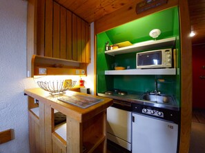 Fridge, microwave, dishwasher, coffee/tea maker