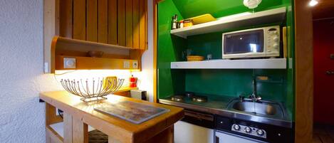 Jääkaappi, mikroaaltouuni, astianpesukone, kahvin-/teenkeitin