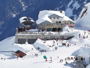 A ski resort with a prominent building labeled "CAUTERETS" and a ski lift area. - Cozy 17m² studio, near cable car, 2/4 pers, parking (Cauterets)
