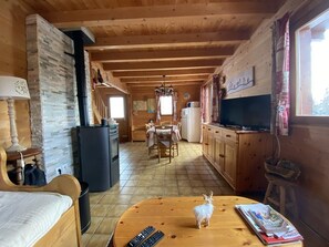 Ein gemütliches Blockhauss-Interieur mit Essbereich, Küche und Wohnbereich.