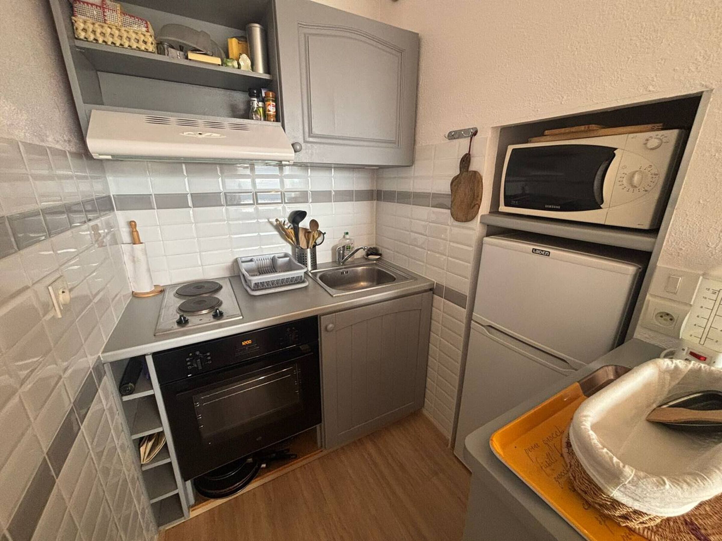 Fridge, oven, coffee/tea maker