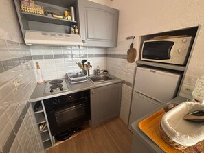 Fridge, oven, coffee/tea maker - Comfortable apartment with terrace on ground floor (Les Angles)