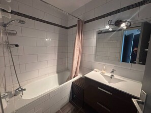Bathroom - Comfortable apartment with terrace on ground floor (Les Angles)
