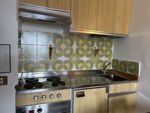 Kühlschrank, Ofen, Herdplatte, Wasserkocher mit Kaffee-/Teezubehör