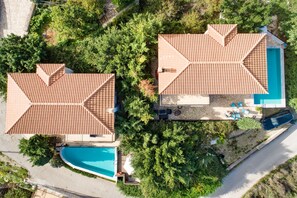 Two houses with tiled roofs, a swimming pool, and surrounding greenery. - Villa Levanda in Matsoukata (Kefalonia)