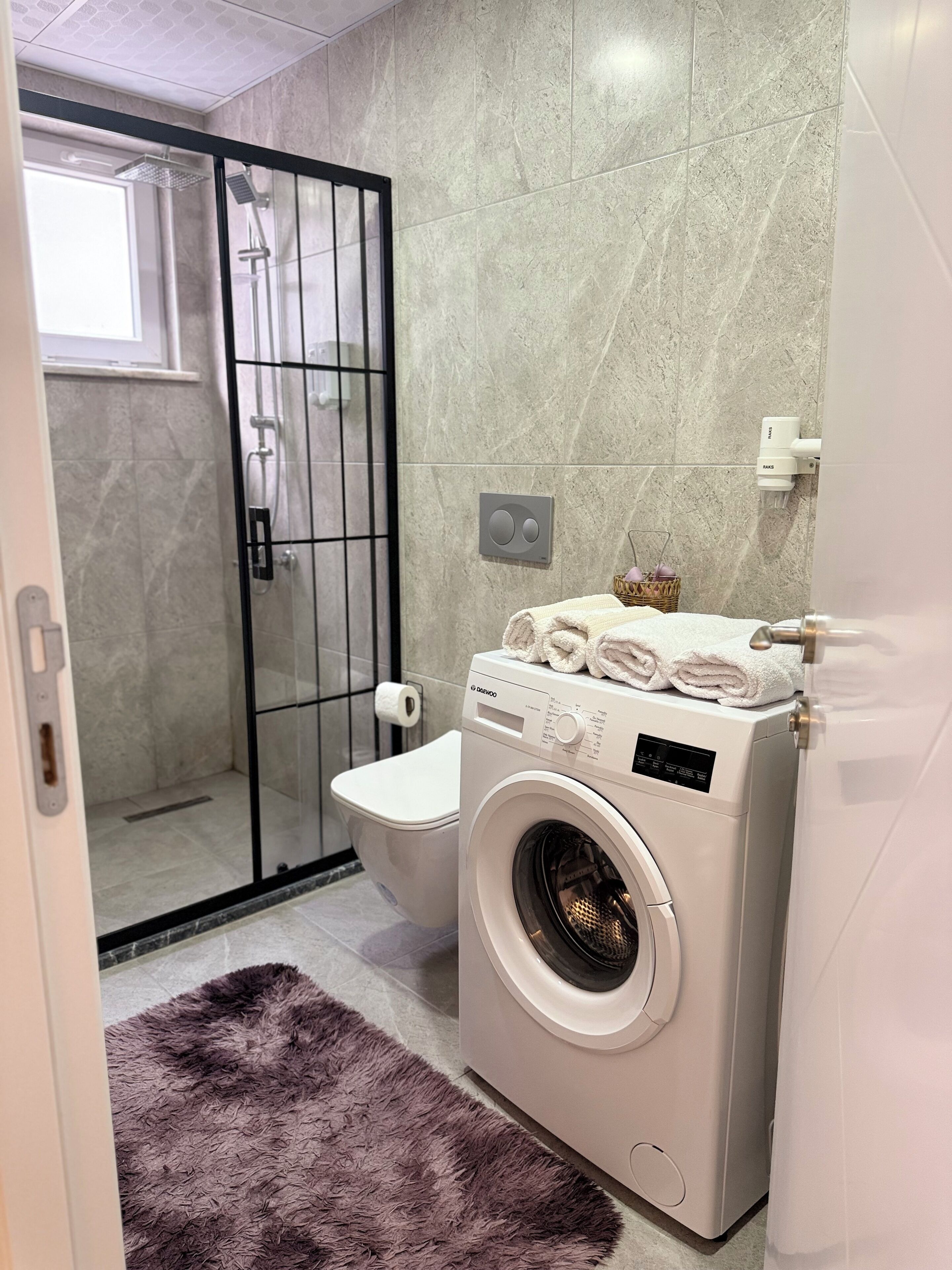 Hårføner, håndklær, såpe og toalettpapir