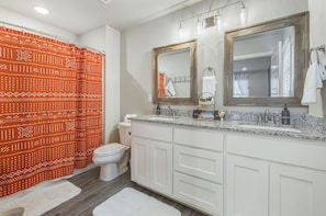 Shower, hair dryer, towels - Lago Lodge-ON Lago Vista MTB Trail-Bike Equipment (Bella Vista)