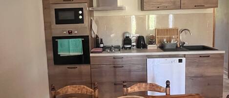 Coffee/tea maker, fridge, microwave, oven