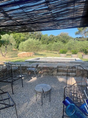 Outdoor dining - Country house in the heart of vineyards and olive groves (Le Thoronet)