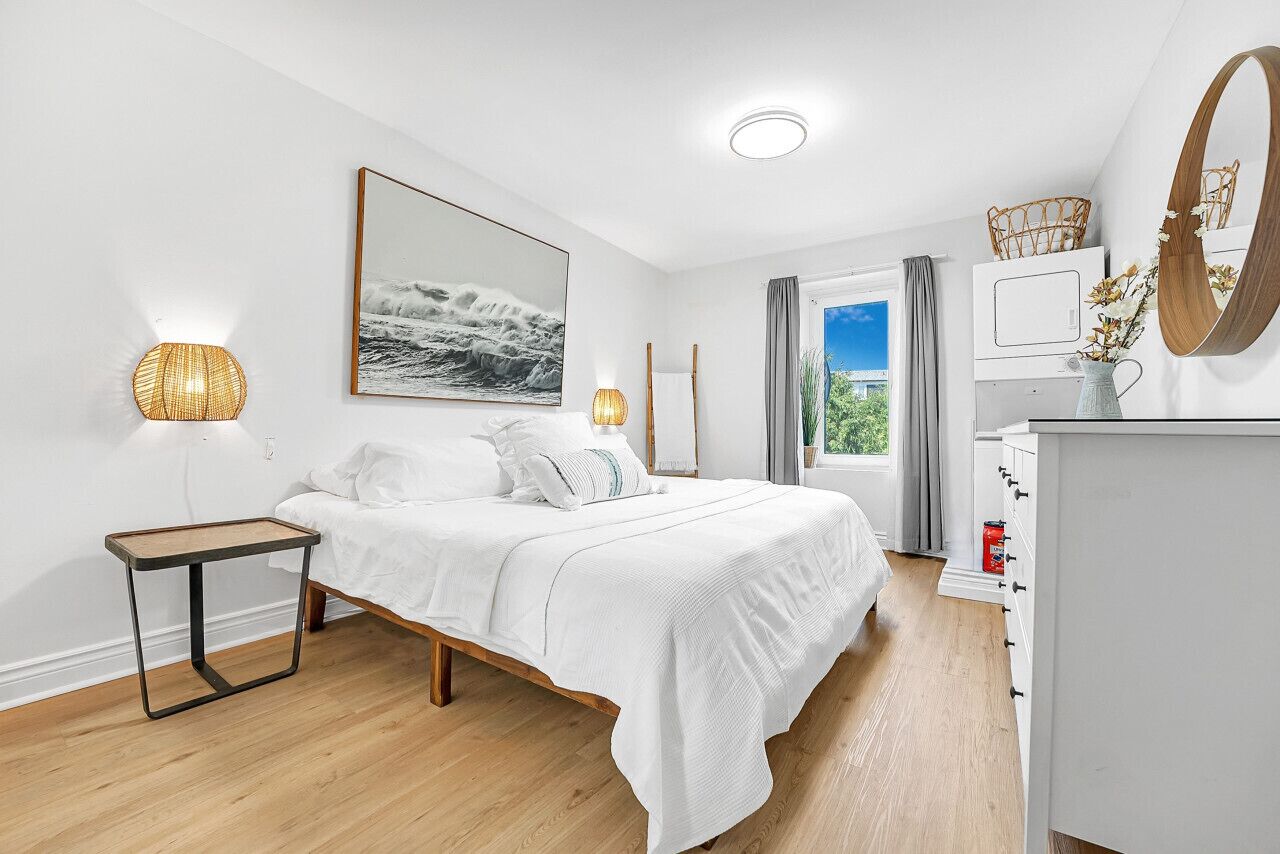 Desk, iron/ironing board, WiFi, bed sheets