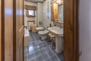A compact bathroom with a toilet, bidet, and sink. - Casa La Marignana, welcoming and comfortable (Cortina d´Ampezzo)