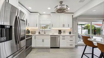 Micro-ondes, four, plaque de cuisson, lave-vaisselle