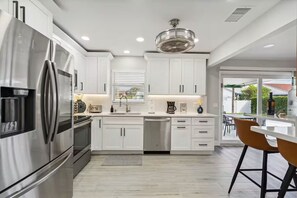 Micro-ondes, four, plaque de cuisson, lave-vaisselle