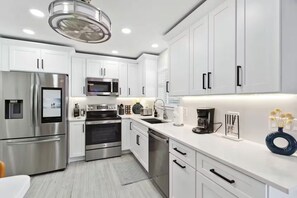 Microwave, oven, stovetop, dishwasher - 3BR Dania Beach Escape: Heated Pool, Mini Golf & Tropical Fun for 8! (Dania Beach)
