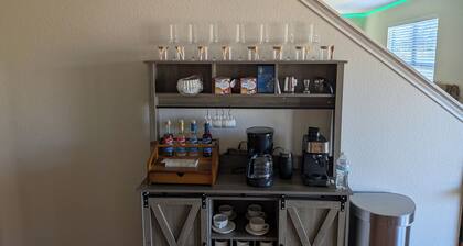 Candle Maker's Cove: King Bed, Fiber WiFi, Full Kitchen Access