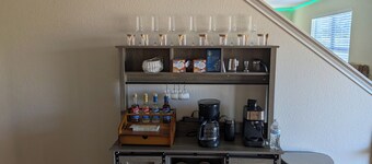 Candle Maker's Cove: King Bed, Fiber WiFi, Full Kitchen Access