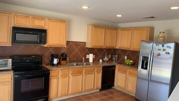 Microondas, horno, parrilla de estufa y lavavajillas