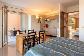 1 makuuhuone, työpöytä, silitysrauta/-lauta, Wi-Fi