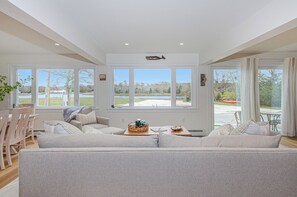 TV - Coastal Retreat at Lemon Tree Cottage (Marion)