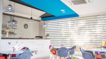 Room (Family room) | Restaurant