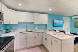 Fridge, microwave, oven, stovetop - ☀️Pet Friendly | Great Outdoor Space | Short Walk to Beach | Coral Suite☀️ (Fort Myers Beach)