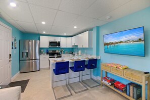 Fridge, microwave, oven, stovetop - ☀️Pet Friendly | Great Outdoor Space | Short Walk to Beach | Coral Suite☀️ (Fort Myers Beach)