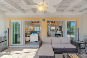TV - 🏝️Private Pool | Canal Front | Beautiful Life on Madison🏝️ (Fort Myers Beach)