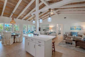 Interior - 🏝️Private Pool | Canal Front | Beautiful Life on Madison🏝️ (Fort Myers Beach)