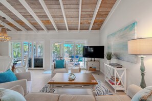 TV - 🏝️Private Pool | Canal Front | Beautiful Life on Madison🏝️ (Fort Myers Beach)