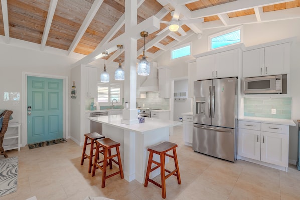 Fridge, microwave, oven, stovetop - 🏝️Private Pool | Canal Front | Beautiful Life on Madison🏝️ (Fort Myers Beach)