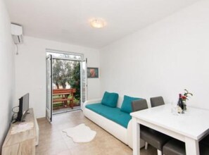 Een 32-inch flatscreentelevisie met digitale zenders