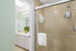 Shower, hair dryer, towels - 🌊Private Pool | Pet Friendly | The Sandy Seahorse🌊 (Fort Myers Beach)