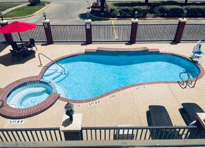 Pool - Modern suites designed with your comfort in mind, free breackfast. (Houston)