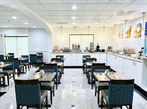 Dining - Modern suites designed with your comfort in mind, free breackfast. (Houston)