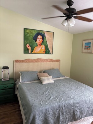 1 bedroom, iron/ironing board, WiFi, bed sheets - Artsy Beach Condo 2 jacuzzi pool 3 blocks from Ocean with AC and gym access (Melbourne)