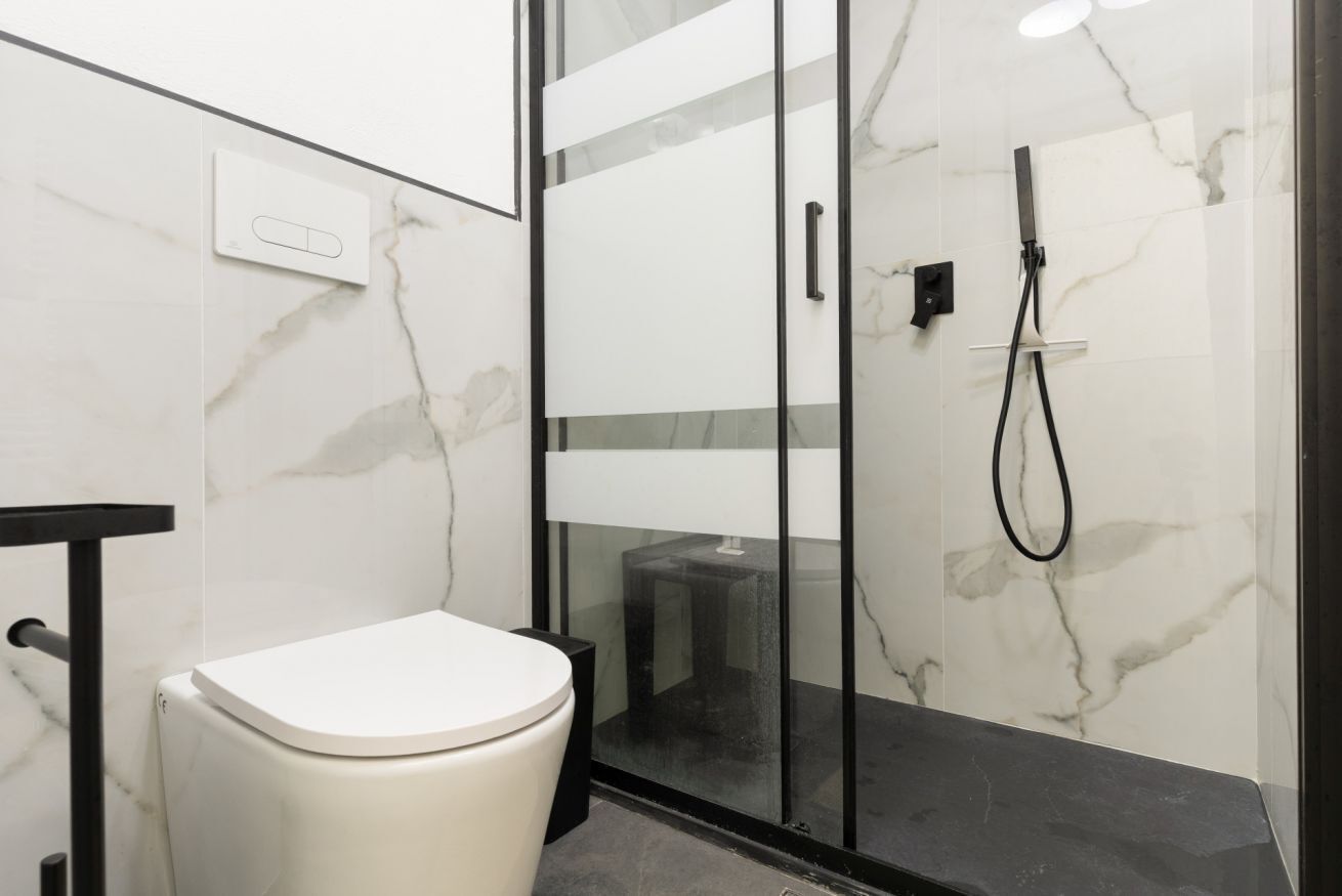 Shower, bidet, towels