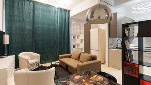 Ein modernes Wohnzimmer mit einer Couch, einem Couchtisch und einem Bücherregal.