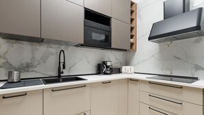 Eine moderne Küche mit Einbauofen, Kaffeemaschine und Toaster.