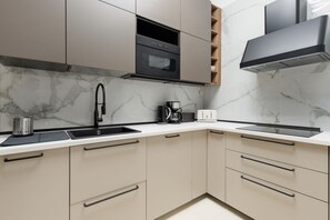 Fridge, microwave, dishwasher, toaster - GuestHost - Elegant 88 sqm loft, perfect for up to 4 guests, located on the ground floor of a building (internal stairs lead to the lower level).The apartment is located in the Porta Vittoria district, a well-served residential area perfectly connected t (Milan)