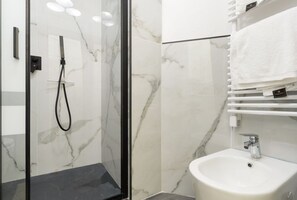 Shower, bidet, towels - GuestHost - Elegant 88 sqm loft, perfect for up to 4 guests, located on the ground floor of a building (internal stairs lead to the lower level).The apartment is located in the Porta Vittoria district, a well-served residential area perfectly connected t (Milan)
