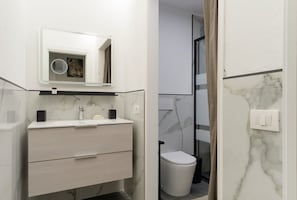 Shower, bidet, towels