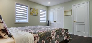 Tabla de planchar con plancha, wifi, ropa de cama