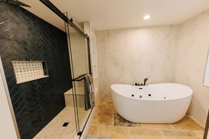 Shower, hair dryer, towels, soap - Clearwater AquaVista Retreat - Pool heating avail (Clearwater)