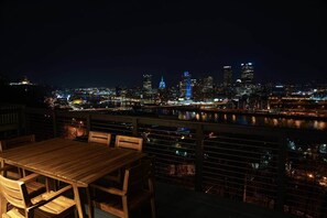 Outdoor dining - Cliffside Luxury with Spectacular City Views (Pittsburgh)