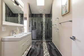 Shower, hair dryer - Luxury Mountainside with Spectacular Views (Pittsburgh)