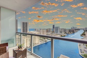 Property grounds - Upper studio w/ Private Balcony + Pool + Gym (Hallandale Beach)