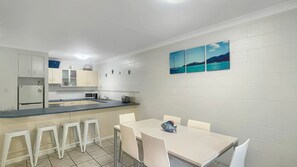Dining - Magnetic Reef 5 - Homey and welcoming island unit (Arcadia)